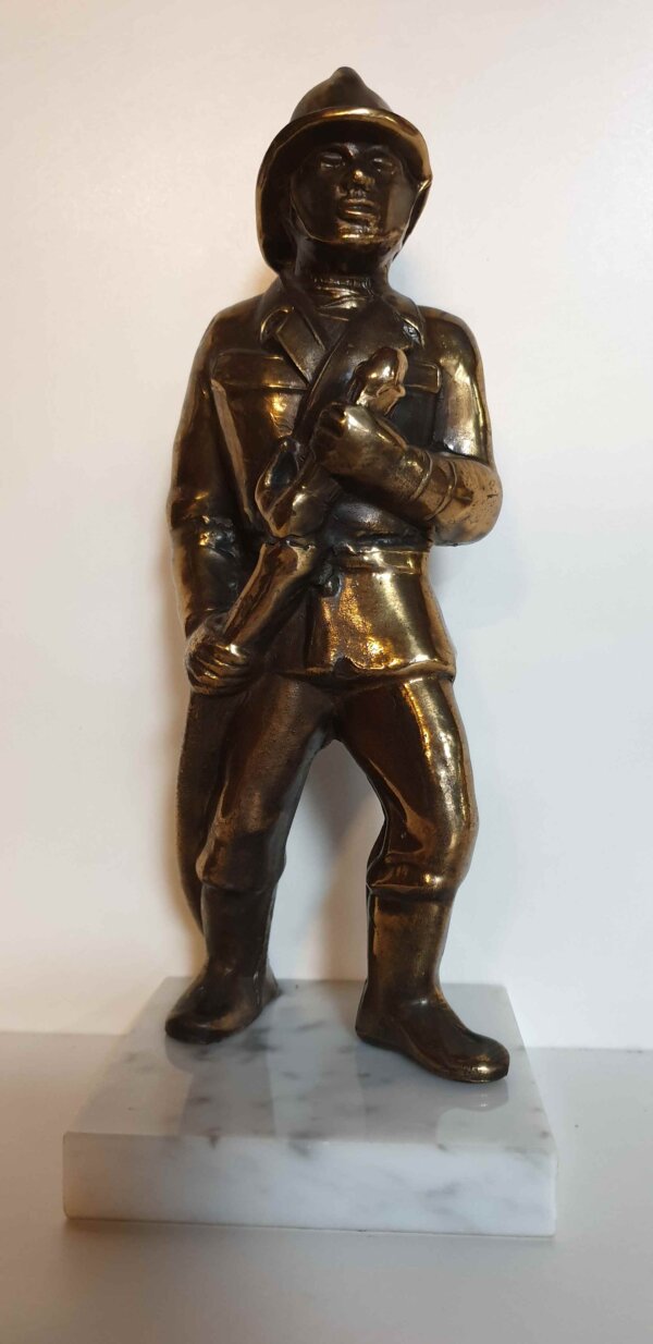 Bronzen beeld brandweerman